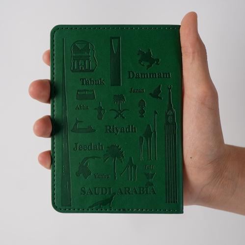 كفر جواز سفر جلد أخضر بحفر معالم المملكة
