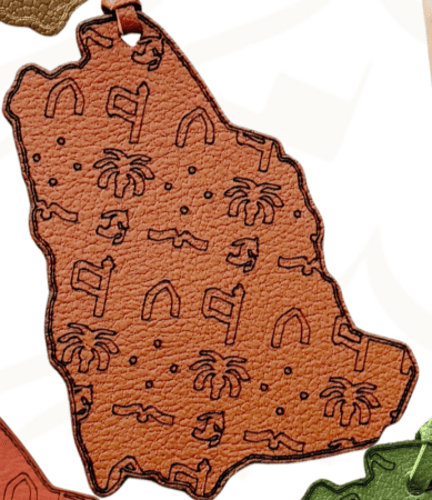 تعليقة جلد خريطة المملكة مع نقوش التأسيس