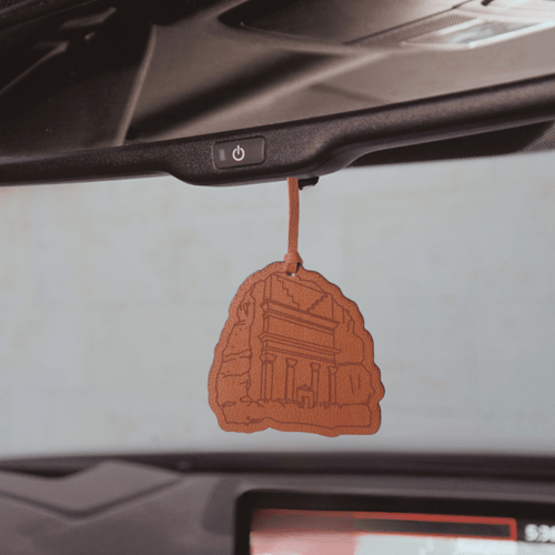 تعليقة من الجلد بشكل المصمك