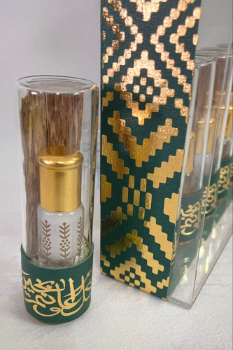 علب زجاج مزينة بقطع الجلد