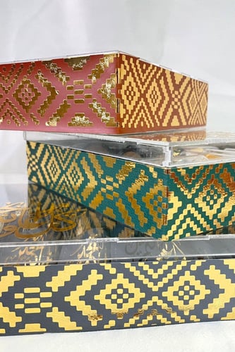 بوكس اكليريك مع شريط جلدي وتوزيعات زجاج