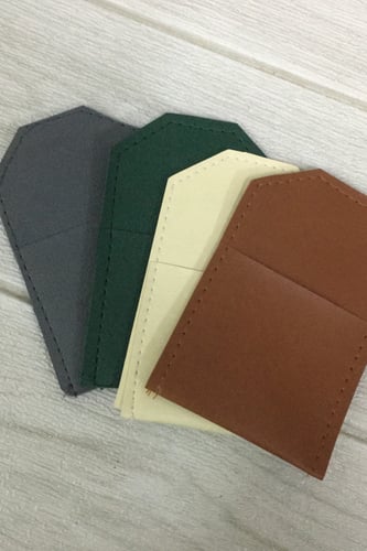 جيوب جلدية بطباعة اسماء متعددة