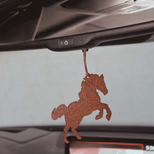 تعليقة المملكة العربية السعودية بشكل ( جمل - صقر -...