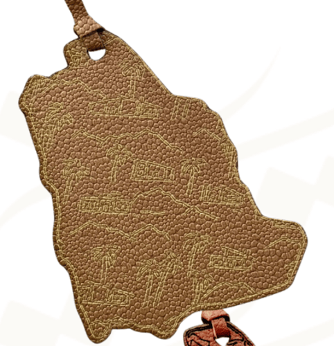 تعليقة جلد خريطة المملكة مع نقوش التأسيس