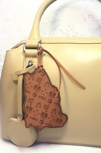 تعليقة جلد خريطة المملكة مع نقوش التأسيس