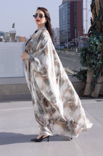 عباية حريرية بنقشة سحابية فاخرة – لمسة فنية أنيقة...