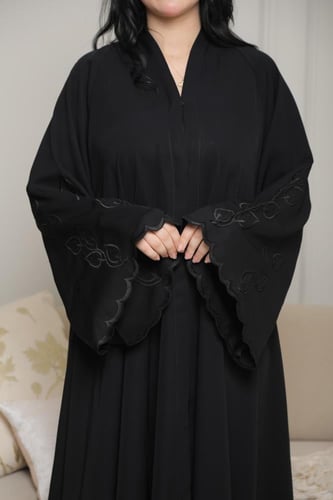 عباية تطريز كم وريدات أنيقة وراقية