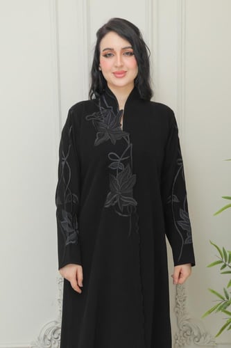 عباية تيجان كريب الرياض بتطريز حلوزني فاخر وراقي