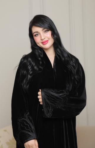 عباية شتوي مخمل فخم بتطريز كم هاري أنيق