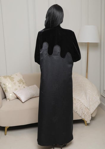 عباية شتوي جاكار ومخمل بتفاصيل متموجة راقية