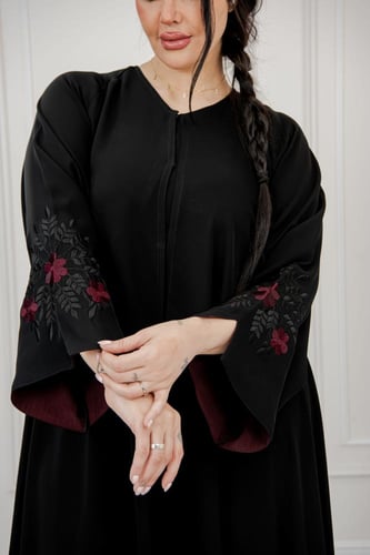 عباية كلوش تطريز كم عنابي – فخامة وأناقة يومية