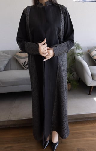 عباية لمياء ياقة جاكار جوانب وكم – فاخرة وعصرية