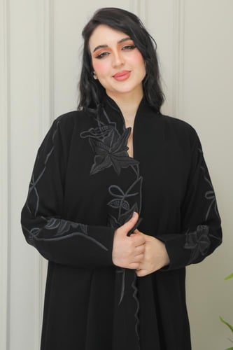 عباية تيجان كريب الرياض بتطريز حلوزني فاخر وراقي