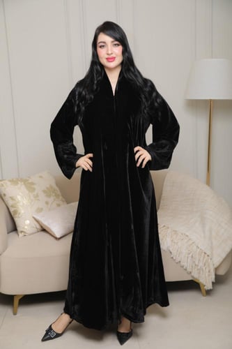 عباية شتوي مخمل فخم بتطريز كم هاري أنيق