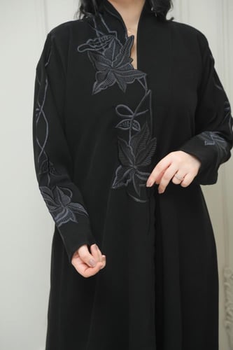 عباية تيجان كريب الرياض بتطريز حلوزني فاخر وراقي