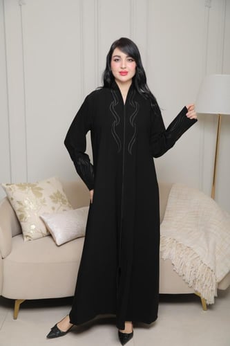 عباية كريب ملكي بتطريز أمامي وكم أنيق لإطلالة راقي...