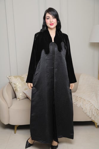 عباية شتوي جاكار ومخمل بتفاصيل متموجة راقية