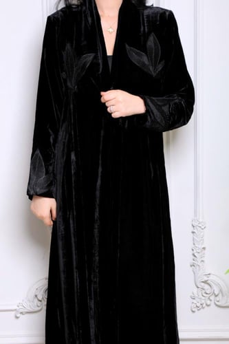 عباية شتوي مخمل مطرز بتفاصيل ورق فاخرة وملمس حريري