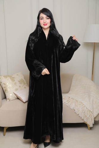 عباية شتوي مخمل فخم بتطريز كم هاري أنيق