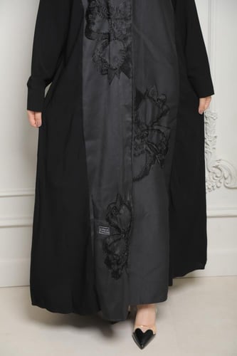 عباية ملكي أمام تفته هاري بتفاصيل فاخرة ولمسة فنية