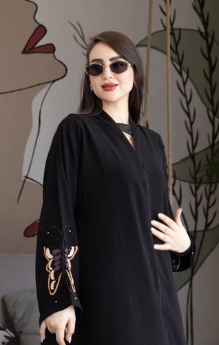 عباية ملكي تطريز كم فراشة كريب ملكي – أنيقة وفاخرة