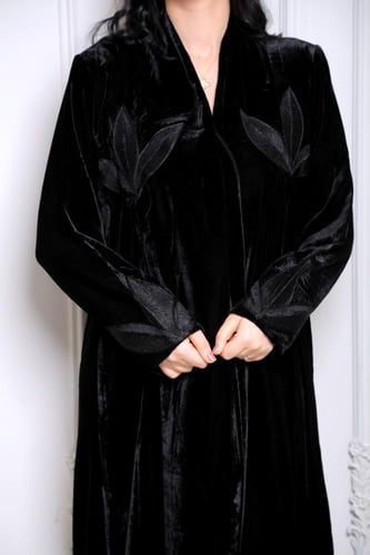 عباية شتوي مخمل مطرز بتفاصيل ورق فاخرة وملمس حريري