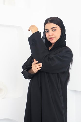 عباية كريب ملكي بتطريز دقيق على القلاب والأكمام ال...