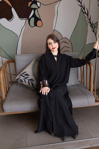 عباية ملكي تطريز كم فراشة كريب ملكي – أنيقة وفاخرة