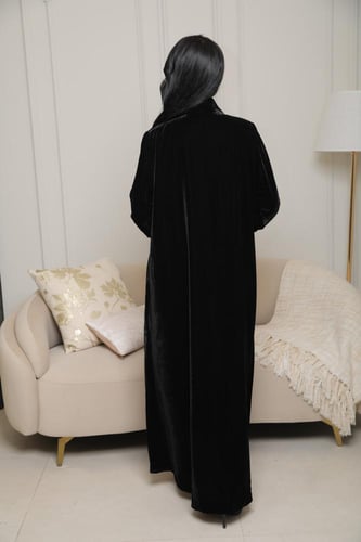 عباية شتوي مخمل فخم بتطريز كم هاري أنيق