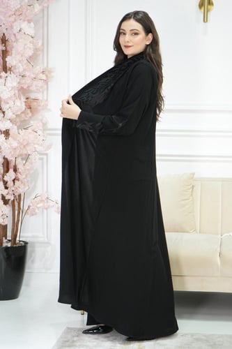 عباية ملكي ياقة تطريز نص – تصميم أنيق وفاخر