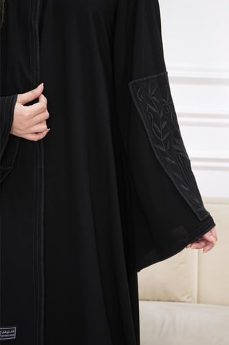 عباية كلوش كم تطريز أسود – فخامة ملكية أنيقة