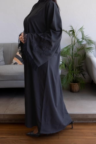 عباية كريب تطريز كم مروحة بحريني – فاخرة ومميزة