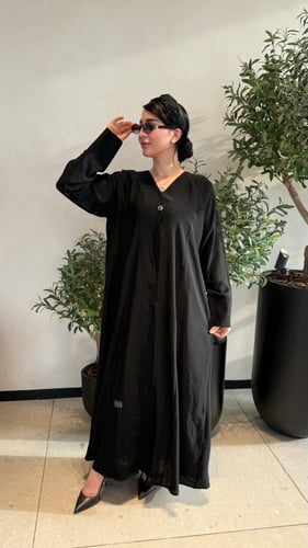 عباية نواعم قصات أمام زرار – أنيقة وعملية