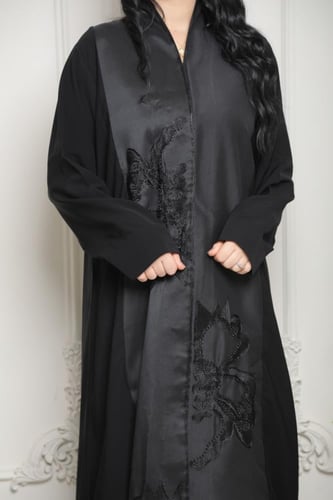 عباية ملكي أمام تفته هاري بتفاصيل فاخرة ولمسة فنية