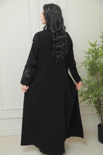 عباية تيجان كريب الرياض بتطريز حلوزني فاخر وراقي