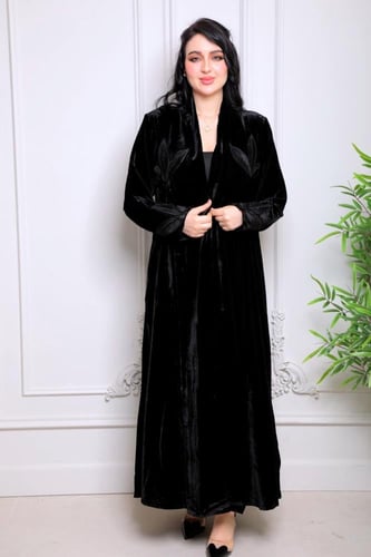 عباية شتوي مخمل مطرز بتفاصيل ورق فاخرة وملمس حريري