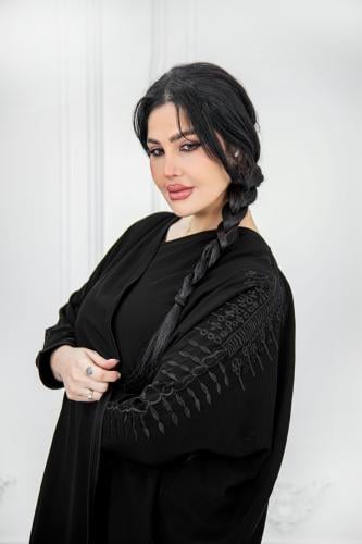 عباية تطريز كتف بلاس – تصميم ملكي فاخر