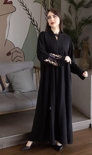 عباية ملكي تطريز كم فراشة كريب ملكي – أنيقة وفاخرة