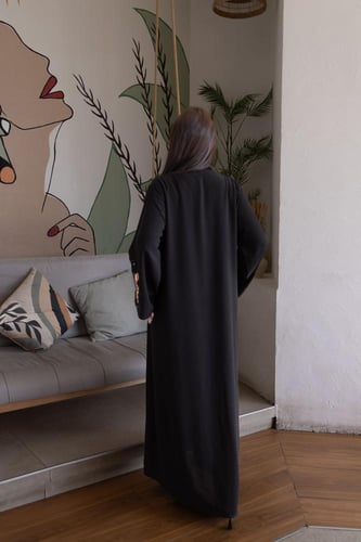 عباية ملكي تطريز كم فراشة كريب ملكي – أنيقة وفاخرة