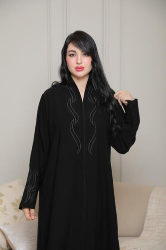 عباية كريب ملكي بتطريز أمامي وكم أنيق لإطلالة راقي...