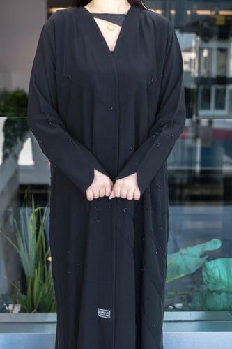 عباية خطوط شك كريب ملكي بزرار كامل – أنيقة وعملية