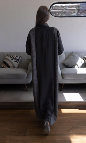 عباية لمياء ياقة جاكار جوانب وكم – فاخرة وعصرية