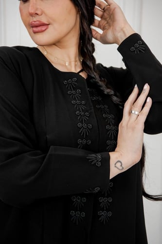 عباية ملكي شك أمام مكرّه – تصميم عملي أنيق