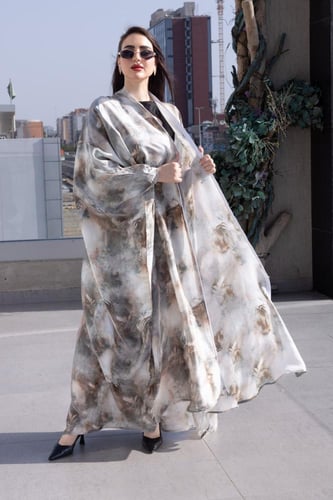 عباية حريرية بنقشة سحابية فاخرة – لمسة فنية أنيقة...