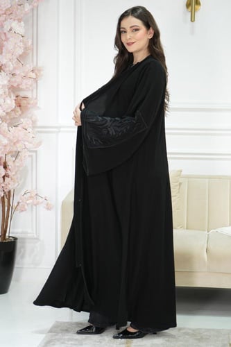 عباية كلوش كم تطريز أسود – فخامة ملكية أنيقة