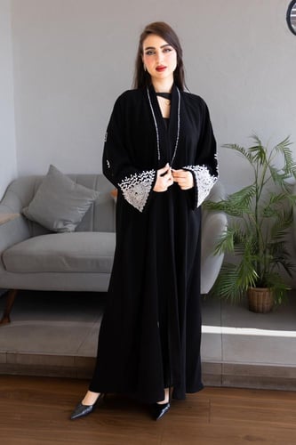 عباية ياقة وكم شك ابيض