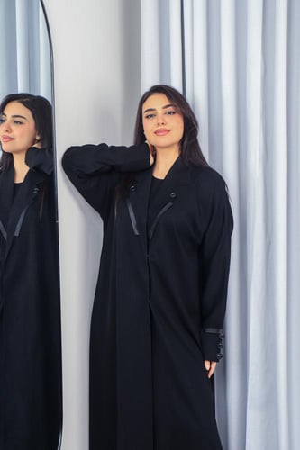 عباية بليزر ستان أنيقة بلمسة زرار أمامي وكم واسع