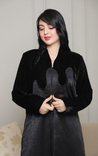 عباية شتوي جاكار ومخمل بتفاصيل متموجة راقية