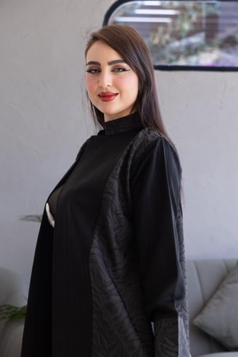 عباية لمياء ياقة جاكار جوانب وكم – فاخرة وعصرية