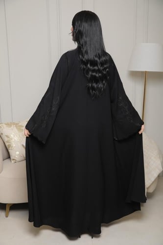 عباية تطريز كم وريدات أنيقة وراقية